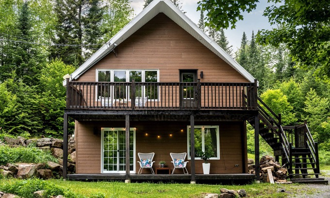 Saint-Brigitte-de-Laval Ski Chalet | Spa + bubbly + privacy in the woods, near the city