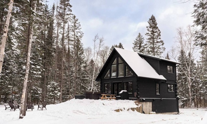 Saint-Faustin-Lac-Carre Ski Chalet | Spa, Climbing Wall, Arcade, Fire Pit ~ Tremblant, Skiing & Tubing Nearby!