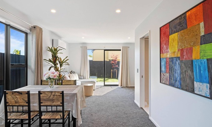 Linwood House | Spa Hideaway in Central City + Parking !