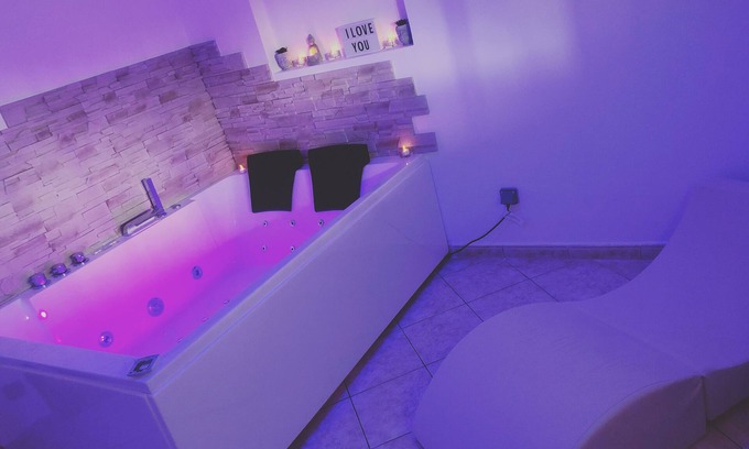 Saint-Genest-Lerpt House | Spa house with private Jacuzzi and whirlpool bath overlooking the countryside