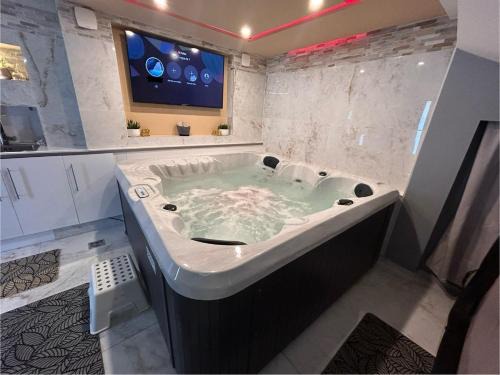 Vaudherland House | Spa Jacuzzi Moon White