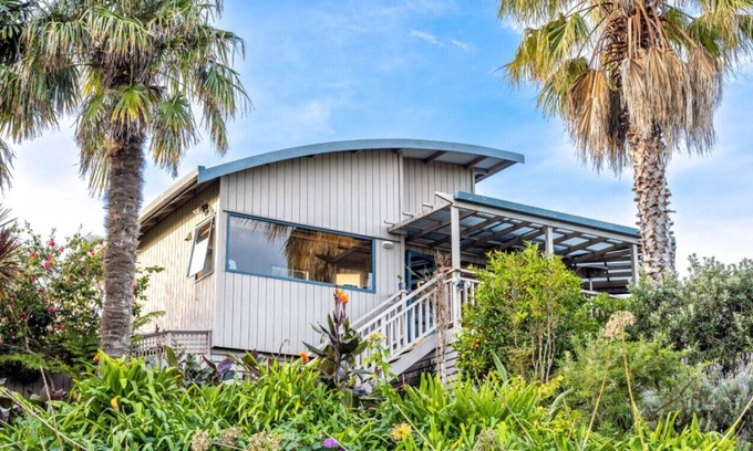 Oneroa House | Spa Pool and Home in the heart of the Island