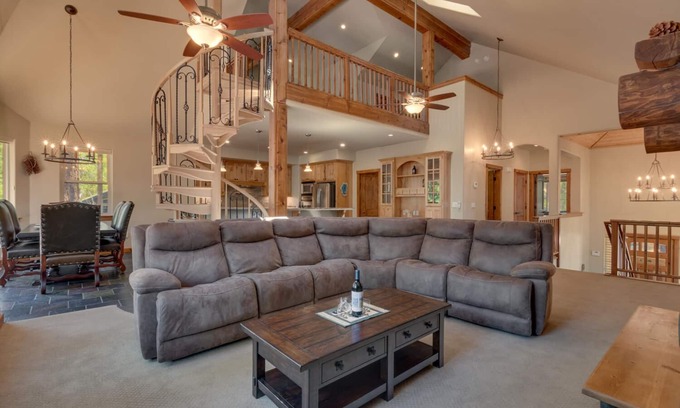 Pioneer Trail House | Spa, Shuffleboard, Foosball, Grill, Wifi, 7mins to Heavenly/Lake/Casinos – Redwood Manor