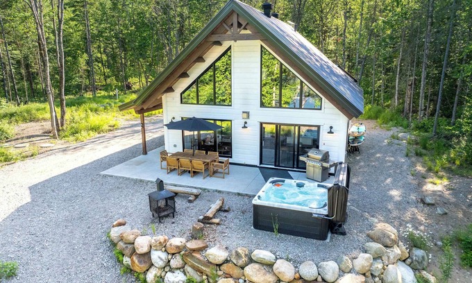 Mauricie Ski Chalet | Spa, Steam room and Lake - Le Stuga