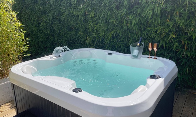 Louresse-Rochemenier Cottage | Spa" suite for 2 - Domaine des Varennes