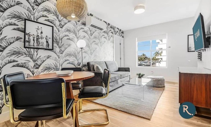 Mid Beach House | Space & Style in Miami | Roami at The Carmela