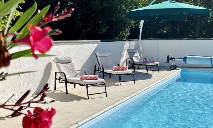 Saint-Vivien-de-Monsegur Villa | Spacious villa with pool, hot tub, home cinema, ideal Location