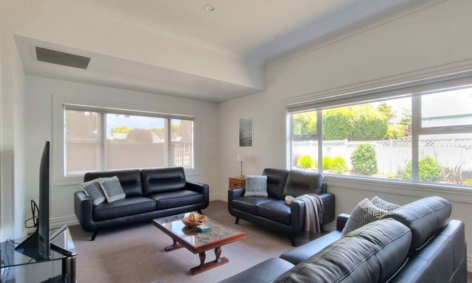 Remuera Apartment | Spacious Remuera Bungalow with Parking and Aircon