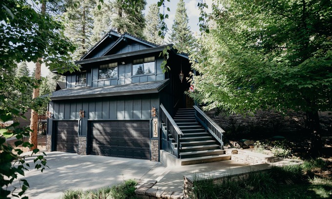 Lake Almanor Country Club House | Spacious Lake House Getaway. Private waterfall and pond! STARLINK INTERNET