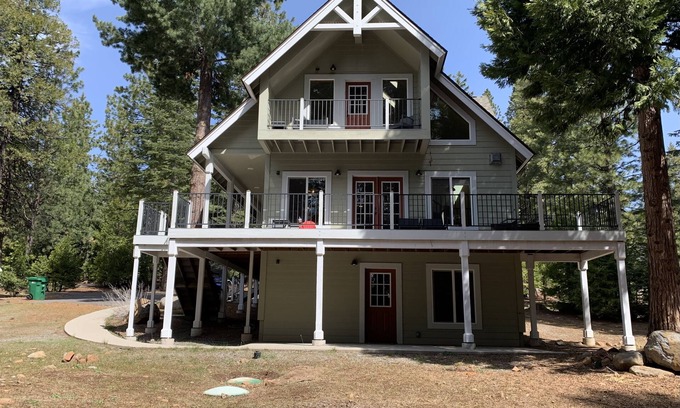 Lake Almanor Country Club Cabin | Spacious 3BR + Loft Country Club Lakehouse