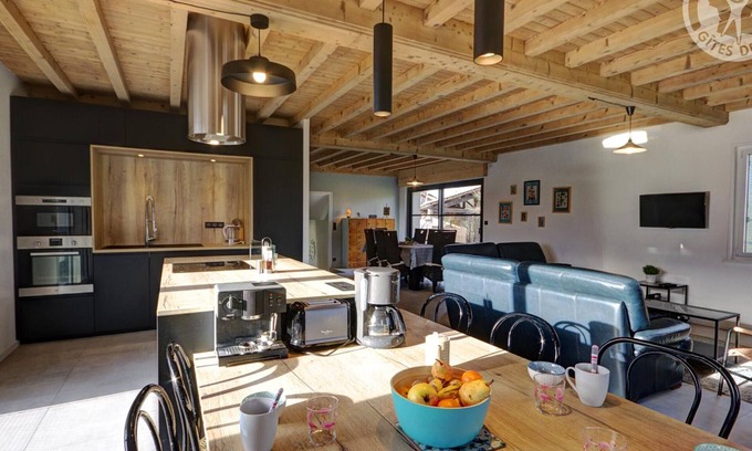 Saint-Just-Saint-Rambert Cottage | Spacious 4-Bedroom Cottage with Modern Amenities, Garden, and Fireplace in Saint-Just-Saint-Rambert