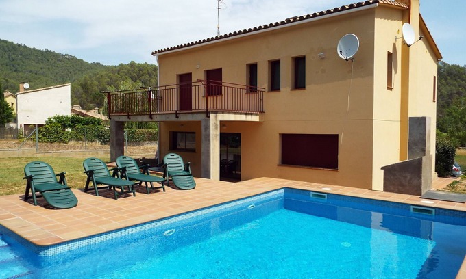 Sant Llorenc de la Muga House | Spacious 5 bedroom house with large private swimming pool and garden