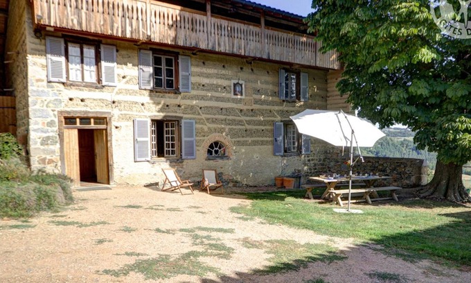 Saint-Martin-la-Sauvete Cottage | Spacious Cottage with Modern Amenities, Nature Trails, Fiber Internet & Pet-Friendly