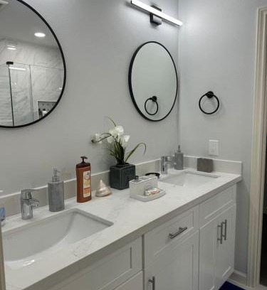 Neartown House | Spacious 1 Bdrm Studio Montrose