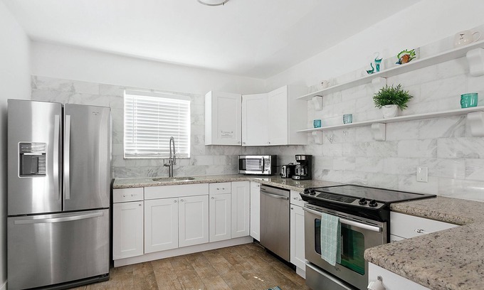 Hollywood Apartment | Spacious 1 Bedroom APT at the beach