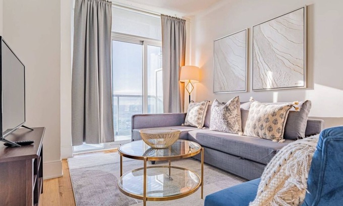 Downtown Mississauga Condo | Spacious 1 Bedroom+ Den, 1 Bath Condo/Square One