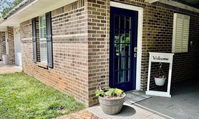 Stone County House | Spacious 1-bedroom guesthouse in lovely Wiggins with WiFi, AC