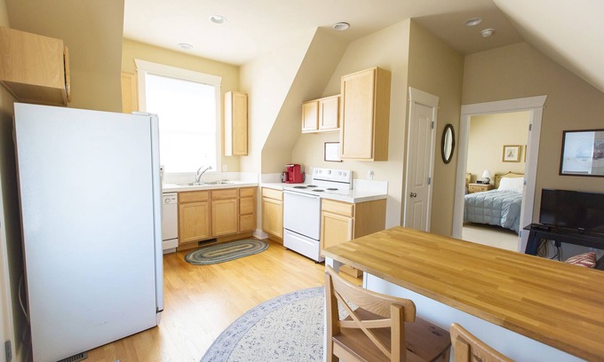 North Central Westminster Apartment | Spacious 1 Bedroom Apartment Centrally Located between Denver and Boulder.
