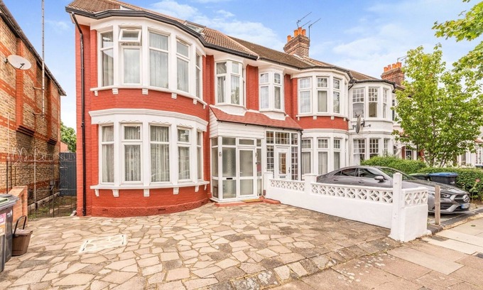 Bowes House | Spacious 10-Guest Home in N13 – Stylish, Comfortable & Great Location