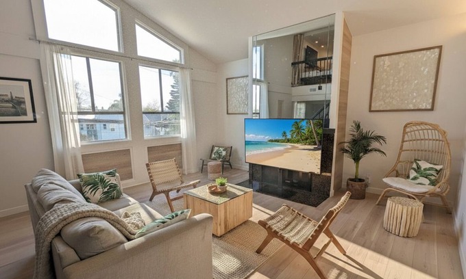 Alamitos Beach Condo | SPACIOUS 1600sqft Beach Pad - 3min Walk to Sand, AC, Patio, 75" TV, Strong WiFi