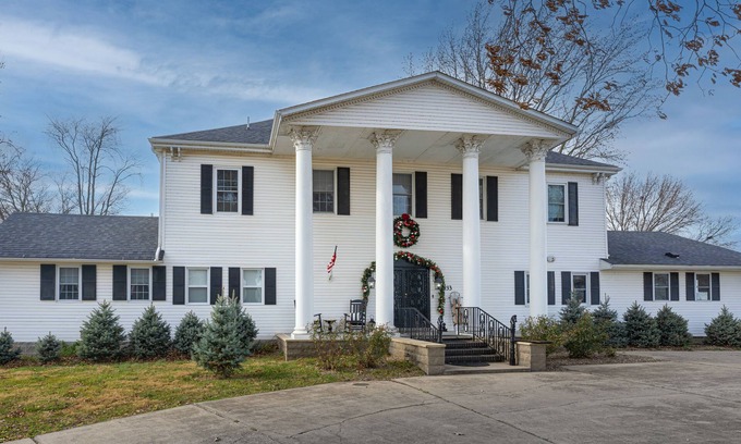 Marissa House | Spacious 1845 Mansion with modern amenities. Loved by large groups, 5bd/4.5ba!