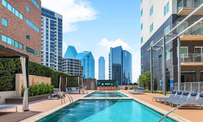 Uptown Condo | Spacious 1BR at Miro – Rooftop Pool & Entertainment Spaces