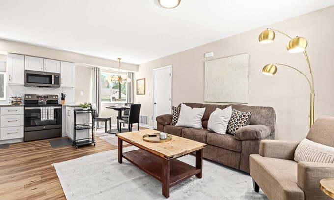 Roseville Apartment | Spacious 1BR Flat w/King Bed & Workspace