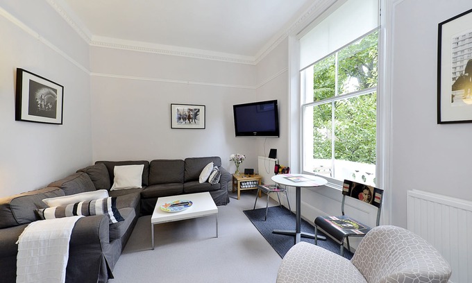 Notting Hill Apartment | Spacious 1st floor Portobello Balcony apartment