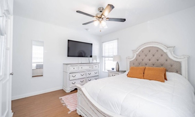 Downtown Los Angeles Bed & Breakfast | Spacious 2 BD in Los Angeles