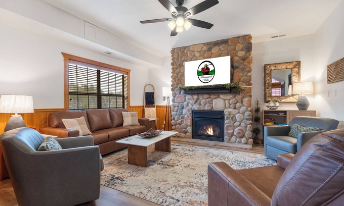Branson Theater District Cabin | Spacious 2-BD + Loft Retreat in the Heart of Branson-Minutes to Shows, Shopping & Dining