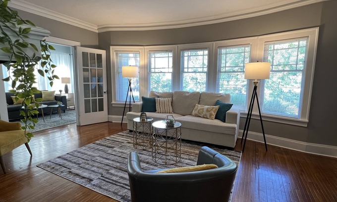 Cleveland Apartment | Spacious 2 bed room apartment near Shaker, Cleveland clinic, CWRU, Van aken.