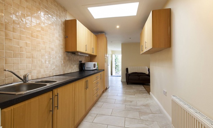 Inchicore Cottage | Spacious 2 bed, 2 bath, Kilmainham, Dublin 8 with secure fee parking & wifi.