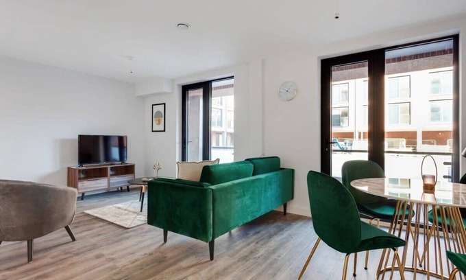 Bordesley Apartment | Spacious 2 Bed Flat In Birmingham With Parking