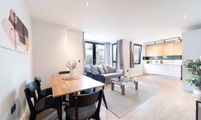 Kentish Town Apartment | Spacious 2 Bed/2.5 Bath Flat - Quiet and Central