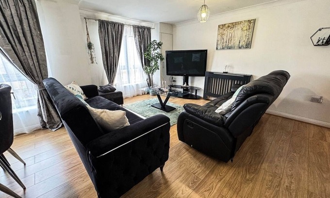 Preston Apartment | Spacious 2 Bed flat/Parking near Wembley Stadium