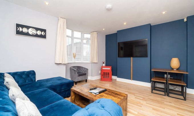 Southville Apartment | Spacious 2 bed Southville flat near Harbourside