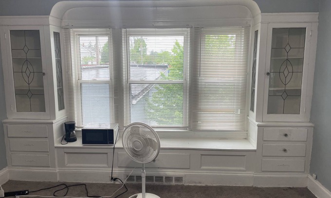 Garfield Heights Apartment | Spacious 2-bedroom apartment in fabulous Garfield Heights with AC, WiFi 17L