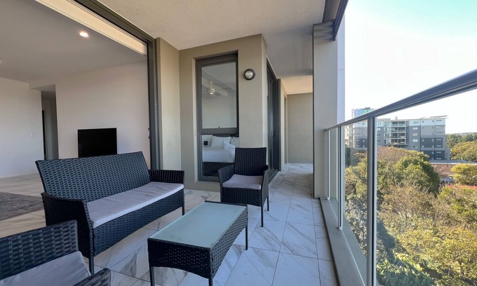 Woolloongabba Apartment | Spacious 2 bedroom Apartment Near PA Hospital