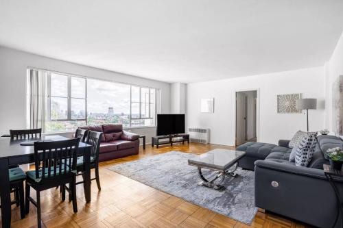 La Brea Apartment | Spacious 2 Bedroom 2 Bathroom Unit Great Location