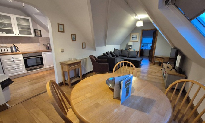 Catford Apartment | Spacious 2 bedroom 2nd floor apartment, perfect for family or groups of friends