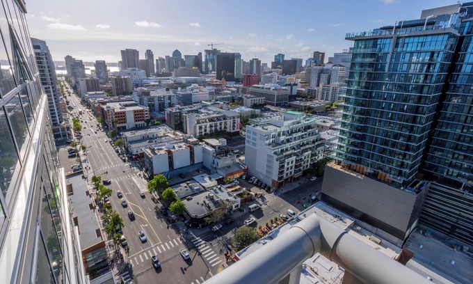 East Village Apartment | Spacious 2-bedroom apartment in Beautiful downtown San Diego with Pool and Gym