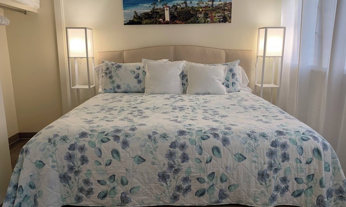 McCully - Moiliili Condo | Spacious 2-bedroom apartment sleeps 7 with parking