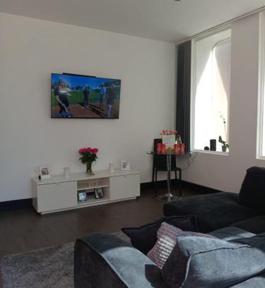 Liverpool City Centre Apartment | Spacious 2 Bedroom Apartment With Balcony & Parking