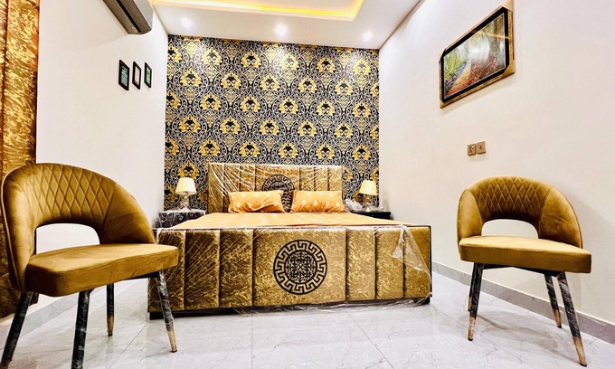Lahore Apartment | Spacious 2 Bedroom Apartment with AC and Kitchen near Mall Road Lahore