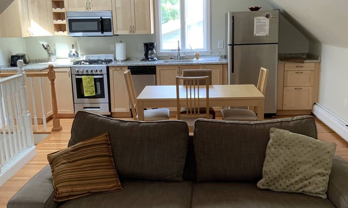 Highland Park House | Spacious 2 bedroom apartment