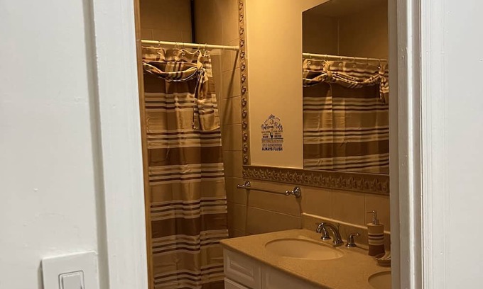 Queens House | Spacious 2-bedroom apartment with AC, WiFi in delightful Queens