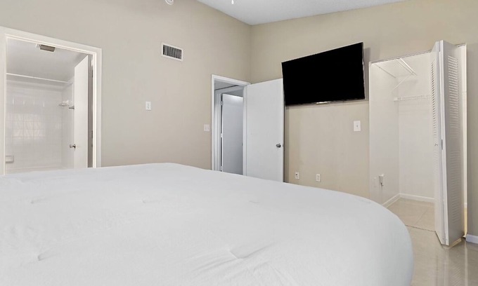 Plantation House | Spacious 2 Bedroom Condo-Townhome - SAWGRASS MALL