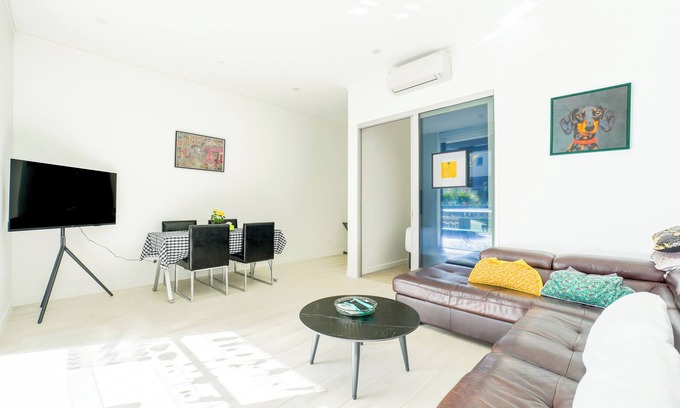Newton Apartment | Spacious 2 Bedroom Close to City and Sky Tower