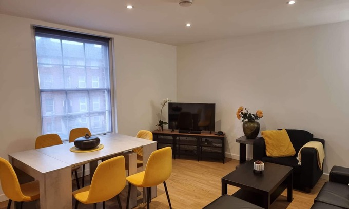 Reading Apartment | Spacious 2 Bedroom Duplex