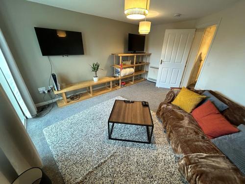 Newbury Apartment | Spacious 2-Bedroom Flat Near Shops & Transport